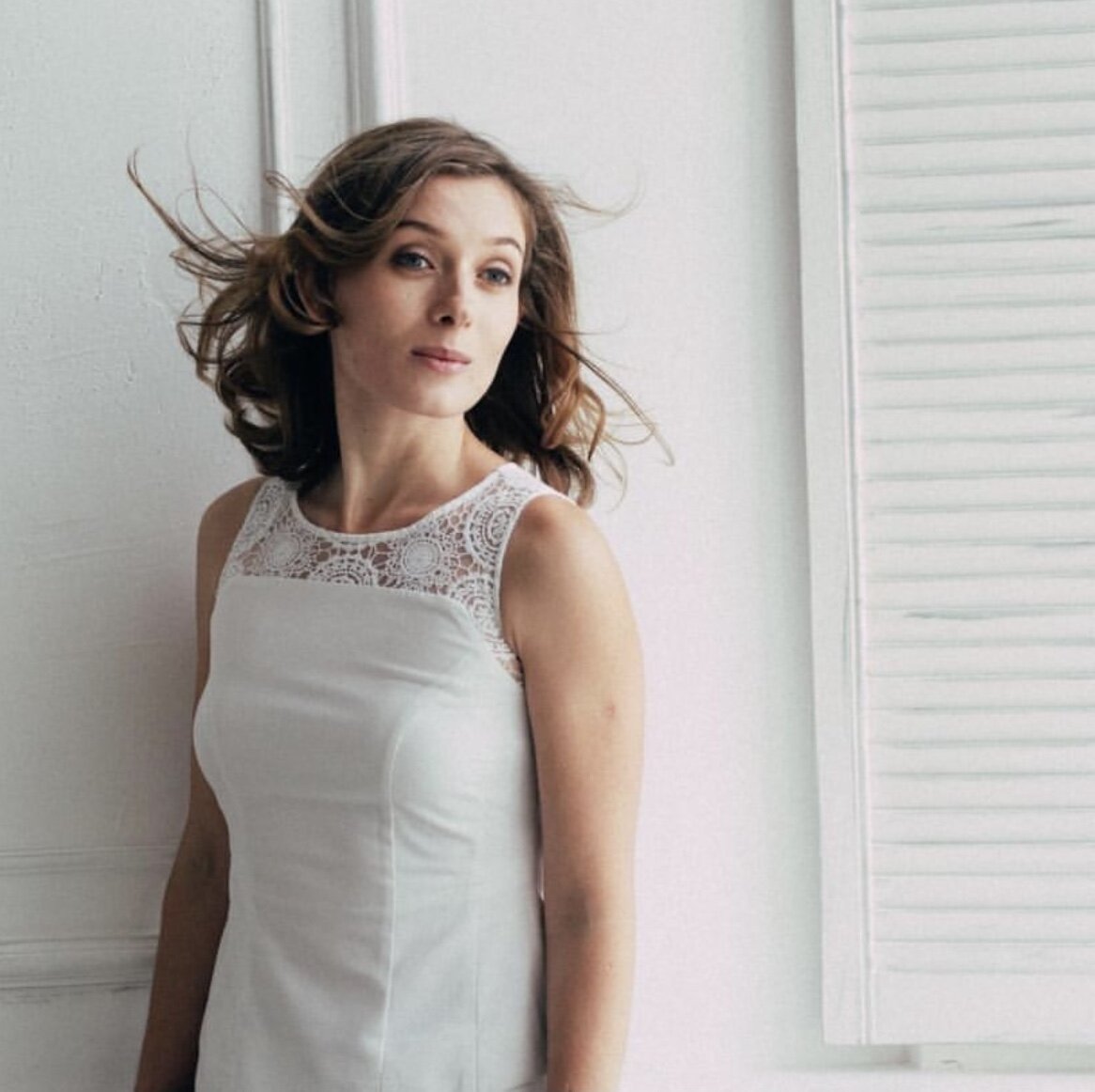 Топ гениальный был. Хлопковый футлярный крой, небольшая баска. Вверху тюль с фактурной вышивкой. Такие вещи редко, но попадаются. Зимой такое надо носить под плотный трикотаж, не под жакеты. 