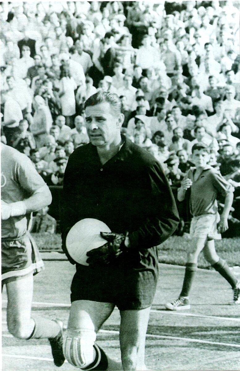 Лев Яшин. Мяч мой - друг мой! Фото из книги "Спорт как спорт. Лев Яшин".