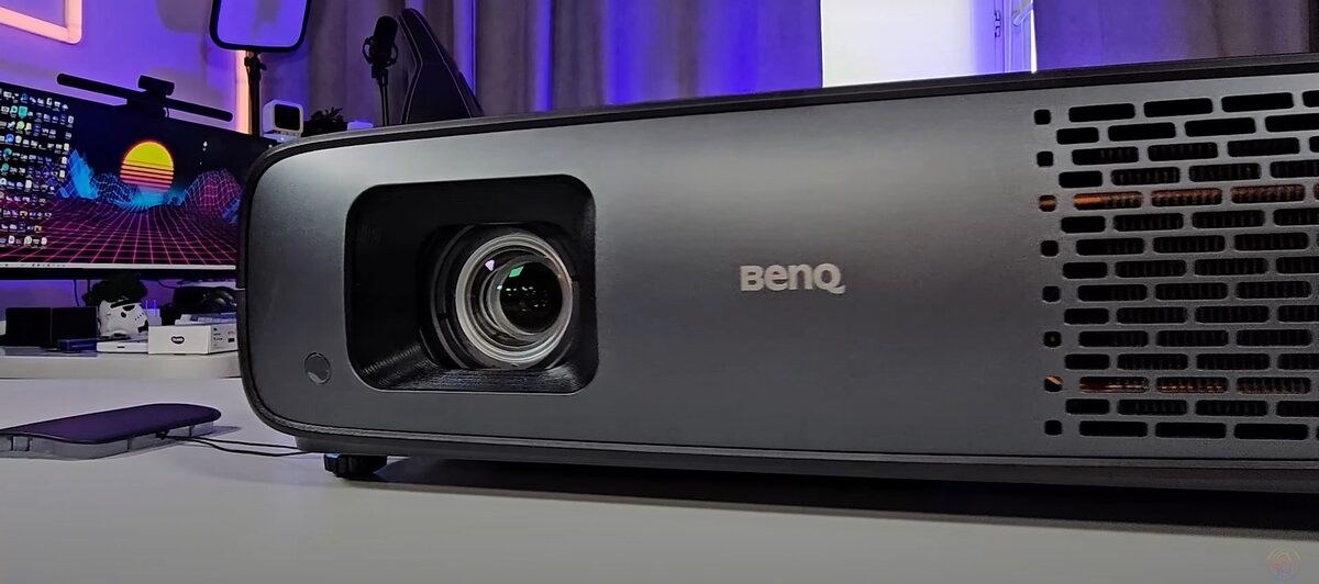 4LED проектор BenQ W4000i для домашнего кинотеатра с разрешением 4K HDR, 100% DCI-P3, яркостью 3200 ANSI-лм и идеальной детализацией изображения