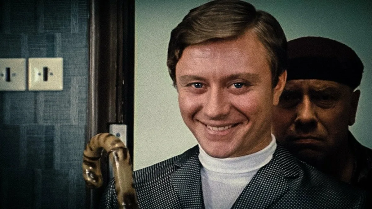 Андрей Миронов - Геша Козодоев / Кадр из к/ф “Бриллиантовая рука”