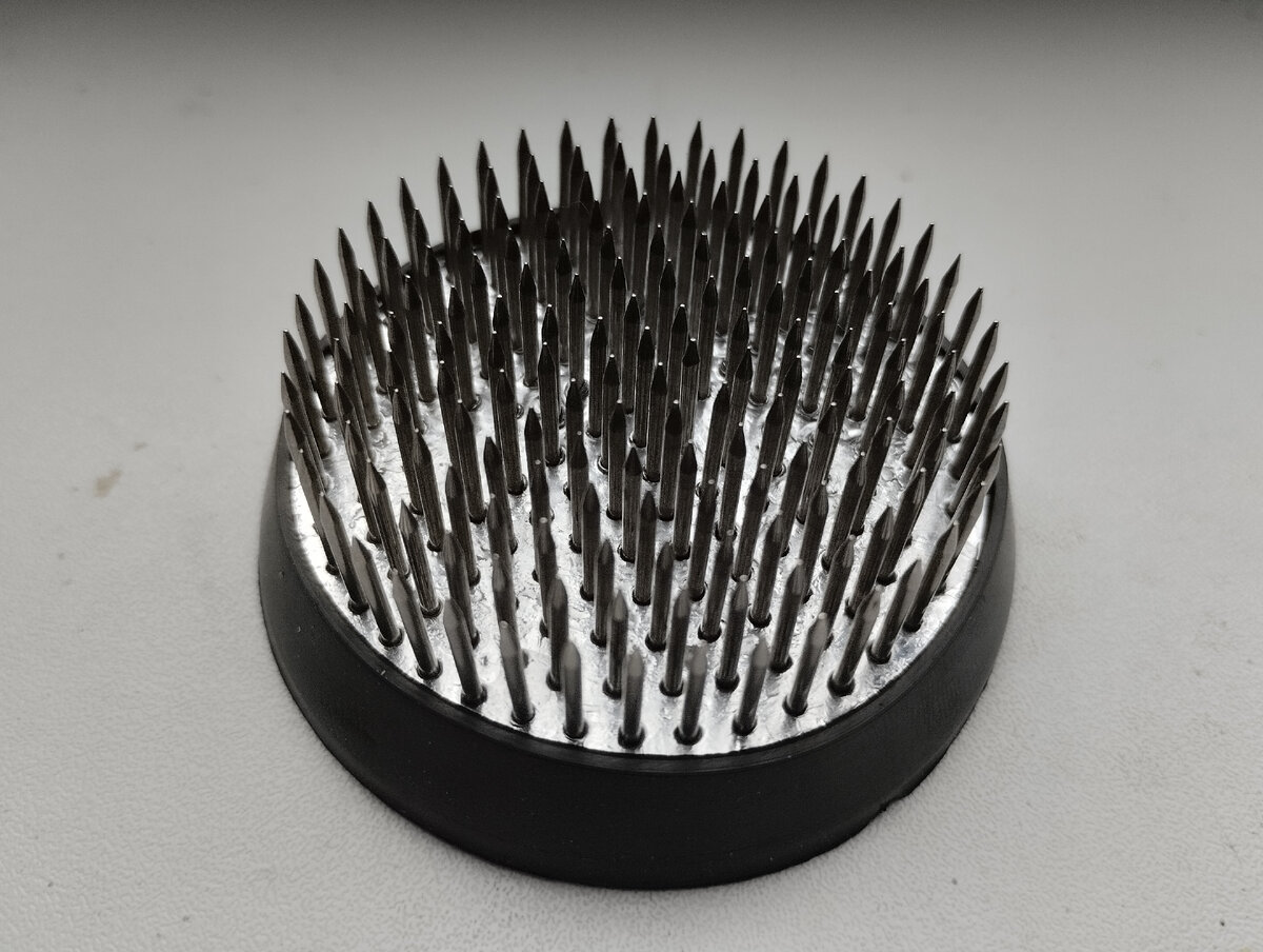 Кензан - держатель-наколка, предназначенный для фиксации растений при создании цветочной композиции.