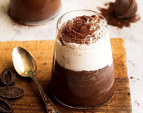 Хотите порадовать своих родных изумительным легким десертом со вкусом качественного шоколада? Тогда вам понравится быстрый и вкусный рецепт шоколадного мусса. Такой часто называют “льежским”.