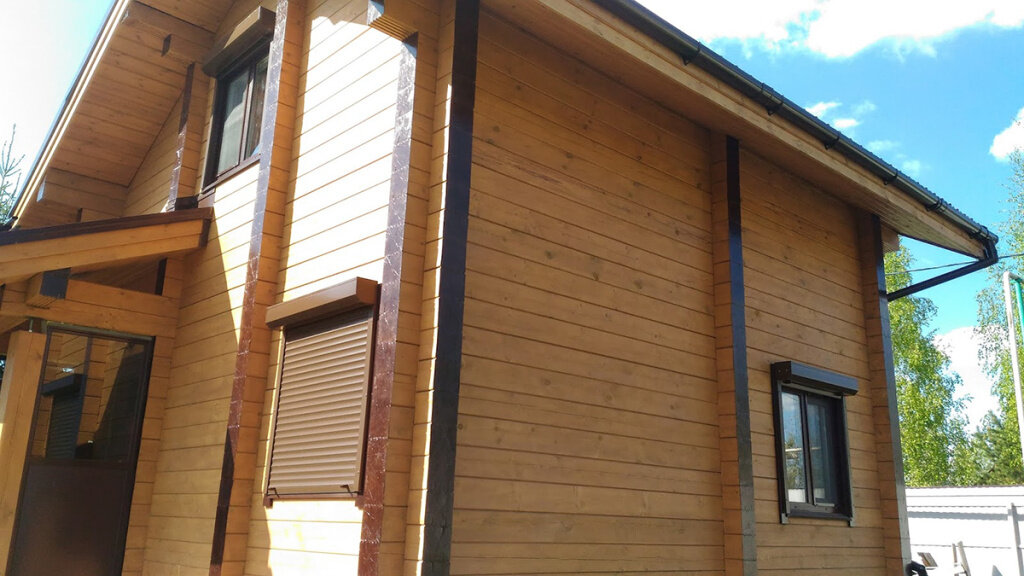 Рольставни на окнах деревянного дома (накладной монтаж)