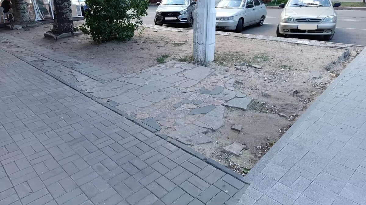     Многострадальная плитка в центре Волгограда вновь напомнила о себе. Местные жители недовольны некрасивым видом разрушенного участка плитки около Аллеи Героев. Сейчас на этом месте валяются окурки.