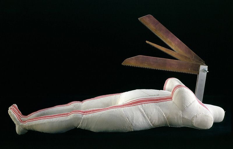 Луиза Буржуа. Женщина-Нож, 2002.