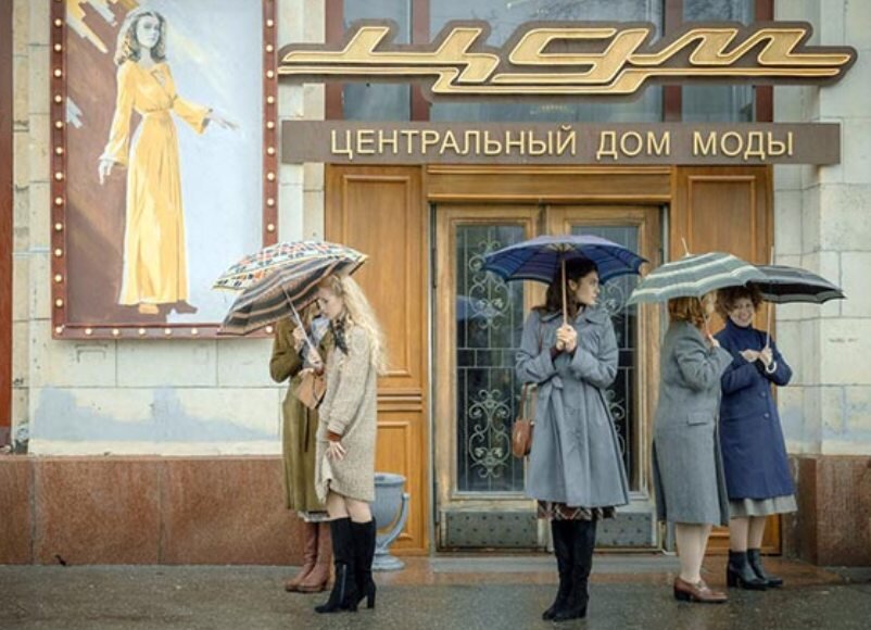 Любопытно кадр выстроен - слева мир манекенщиц, справа мир простых советских женщин. А героиня, принадлежащая к первым, смотрит именно в сторону вторых...
