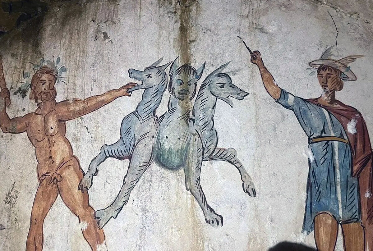 Фреска с изображением Цербера: Metropolitana di Napoli