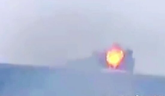 Кадры не самые отчётливые, но это видеоотчет хуситов. В новостях эсминец США в Красном море успешно сбил три ракеты из Йемена. Листайте - это галерея, увидите, что было на самом деле.