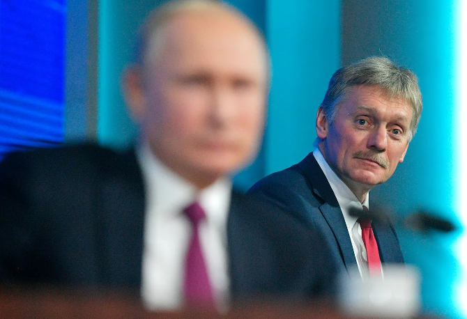Информация о гибели президента России оказалась настолько резонансной, что ее вскоре экстренно опроверг пресс-секретарь главы государства Дмитрий Песков. В беседе с изданием РИА Новости спикер Кремля назвал слухи о смерти Путина «абсурдной информационной уткой». Он также заявил, что информация о наличии у Путина двойников является такой же «абсурдной и лживой».