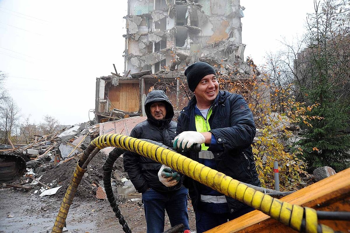 Машинист экскаватора с «ножницами» Раиль Хасаншин с 2022 года трудился на объектах Мариуполя. Фото Рината РАЗАПОВА