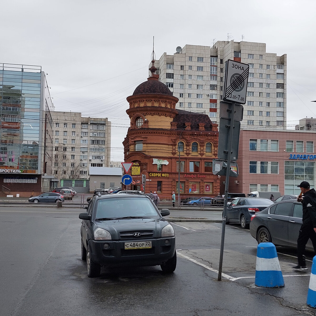 У нас в городе ураган потрепал довольно прилично и деревья,и остановки...Да много чего. Вот я тут стою около знаков и они при каждом порыве скрипят и хотят улететь 