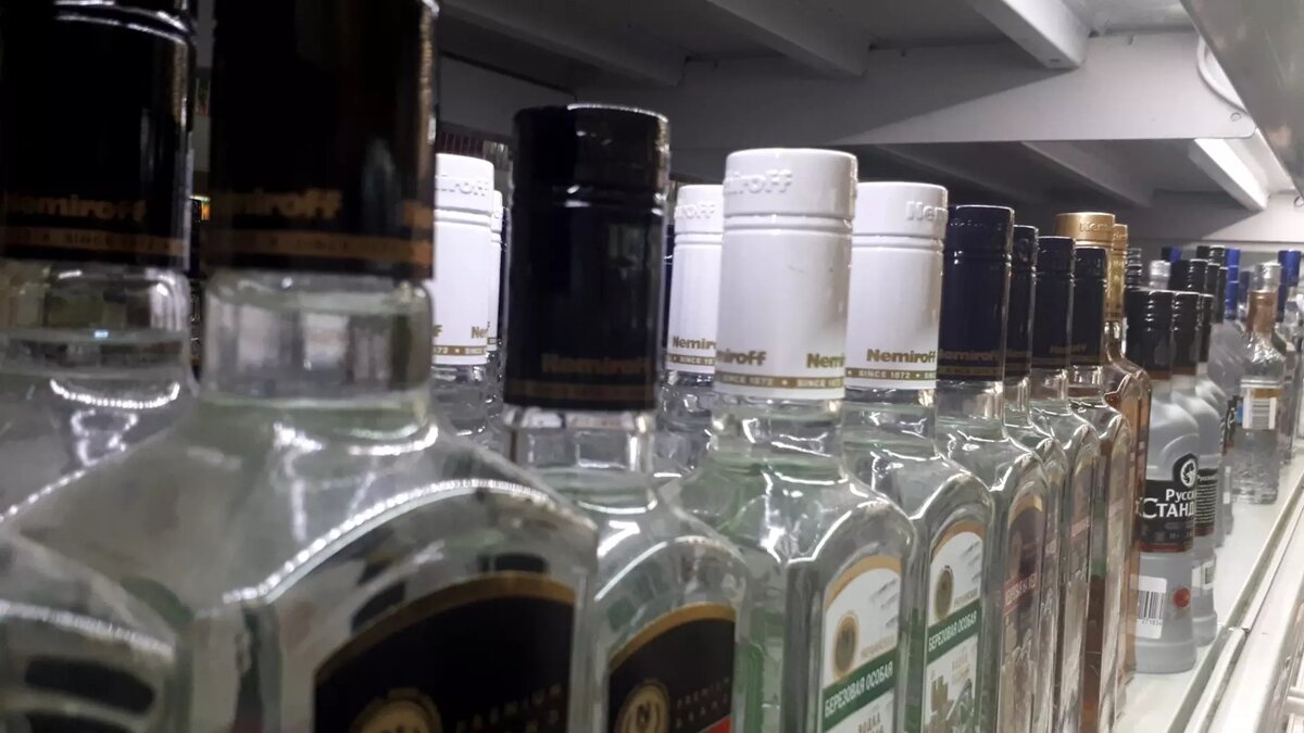     В Минфине предлагают с нового года поднять минимальные цены на крепкий алкоголь на 7,5%. Об этом говорится в письме замминистра финансов Алексея Сазанова главе Минфина Антону Силуанову. Цена на водку будет начинаться от 302 рублей.