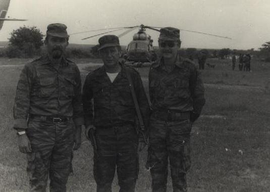 Военные переводчики в Анголе: Петр Ивановский, Виктор Белюкин, Игорь Ждаркин. 1988 г. 