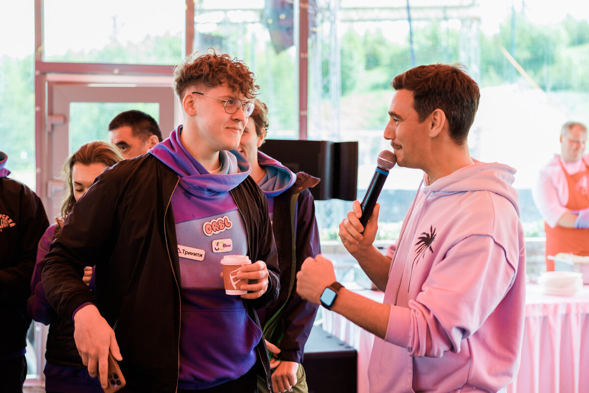 Пример удачного тимбилдинга компании «Тринити». В подарок сотрудники получили классные толстовки со сменными стик