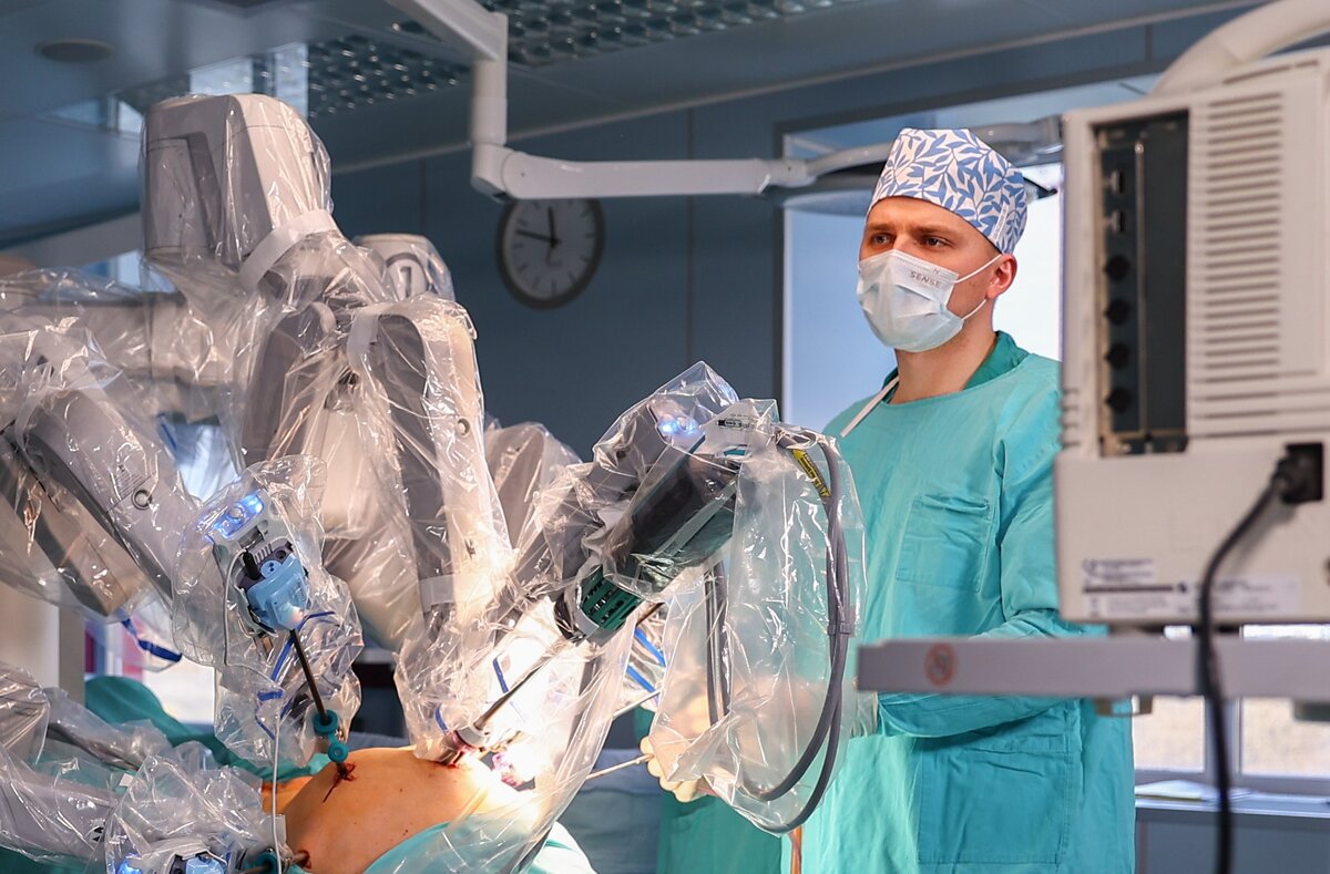 Онколог-уролог В.Собенин проводит операцию. Фото: МСЧ "Нефтяник"