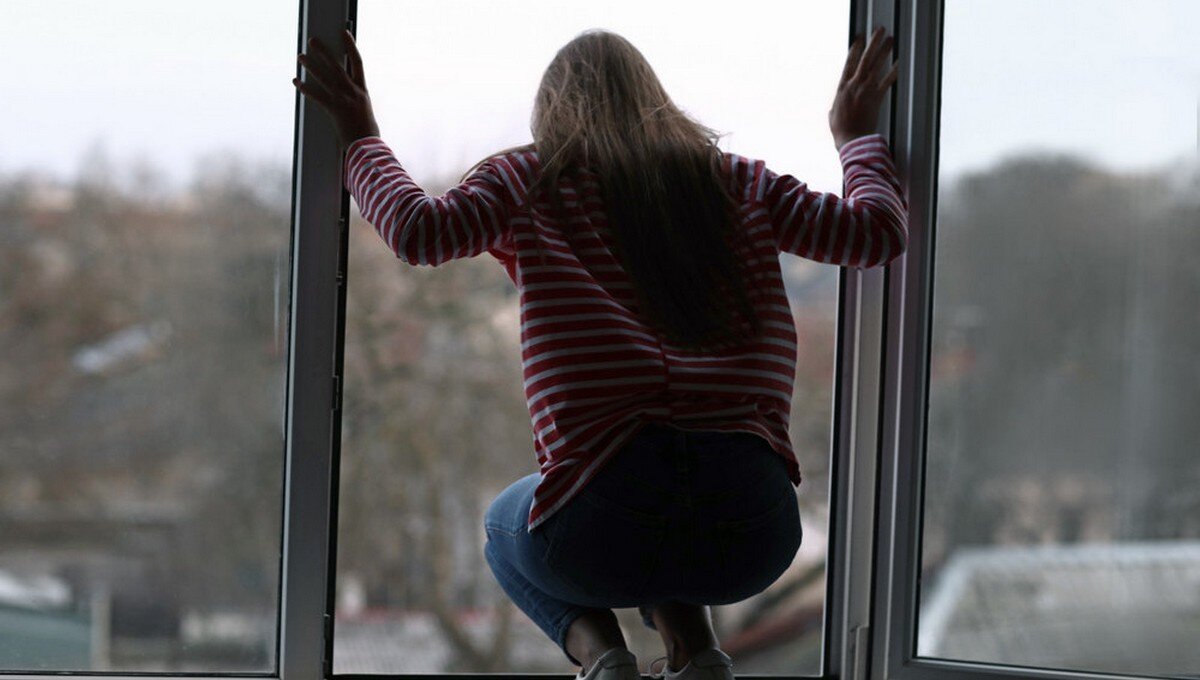 девочка в трамвае. эми адамс в фильме женщина в окне. девушка прыгает из окна. девушквыпала из окна в новосибирске. девушка вышла в окно.