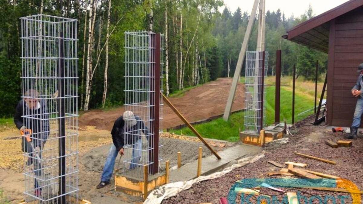 Столбы для забора под сетку. Столбы габионы для забора. Столбы из габионов. Колонны из габионов. Заборные столбы из габионов.