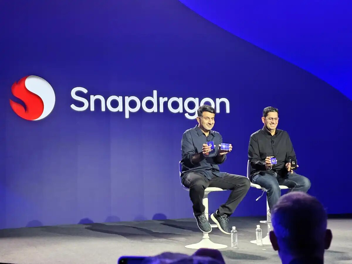 Представители Qualcomm Кедар Кондап (слева) и Нитин Кумар демонстрируют Snapdragon X Elite на технологическом саммите Snapdragon.
