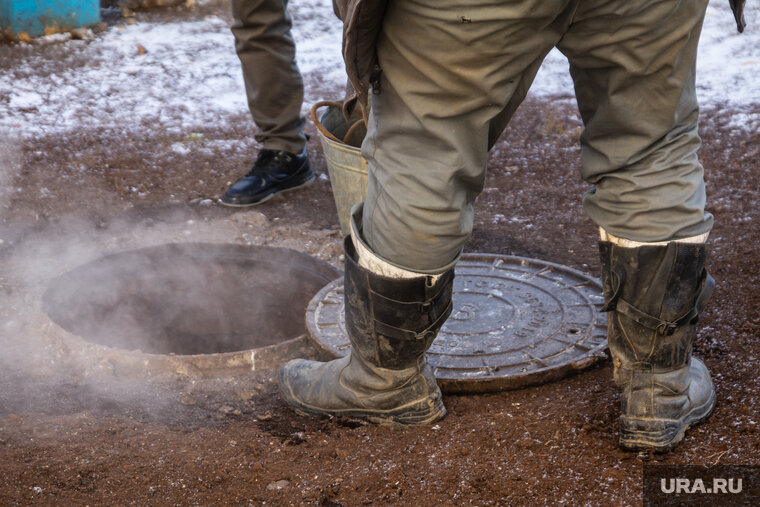    Мальчик упал в люк с кипятком