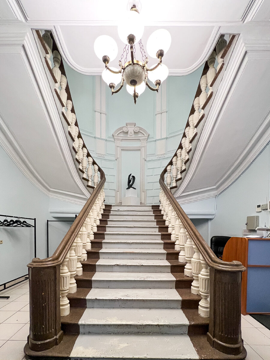 Центральная лестница дома Шелаевых. Фото автора.