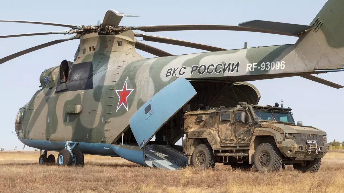     Воздушно-космические силы продолжают получать различные типы вертолетов, в том числе Ми-26Т2В, сообщил «Красной звезде» начальник армейской авиации ВСК генерал-майор Игорь Романов.