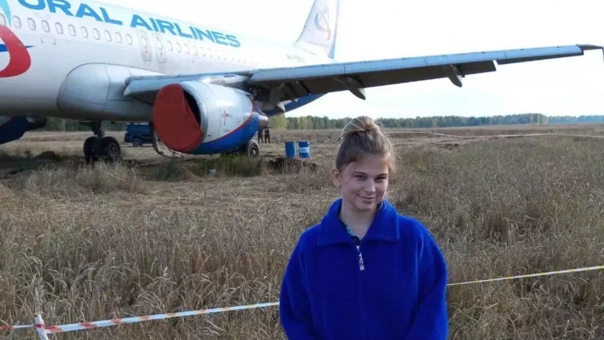 Туристы фотографируются на фоне самолета