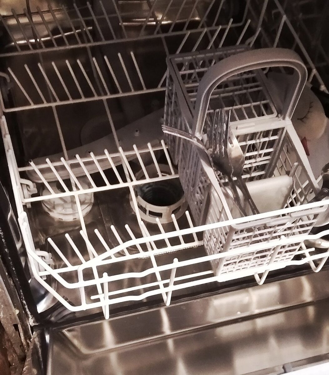 Посудомойка реально помогает сэкономить силы и время. Оно понятно, что после еды каждый способен помыть за собой тарелку. Но, если вы, допустим, готовите на несколько дней, то посуды остается явно больше. Плюс ненавистные кастрюли и сковородки. А в посудомойке мы даже противень моем.