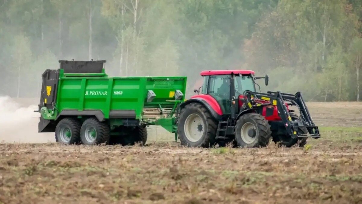 Фото: agrotehsfera.ru. Разбрасыватель органических удобрений Pronar N262 в поле