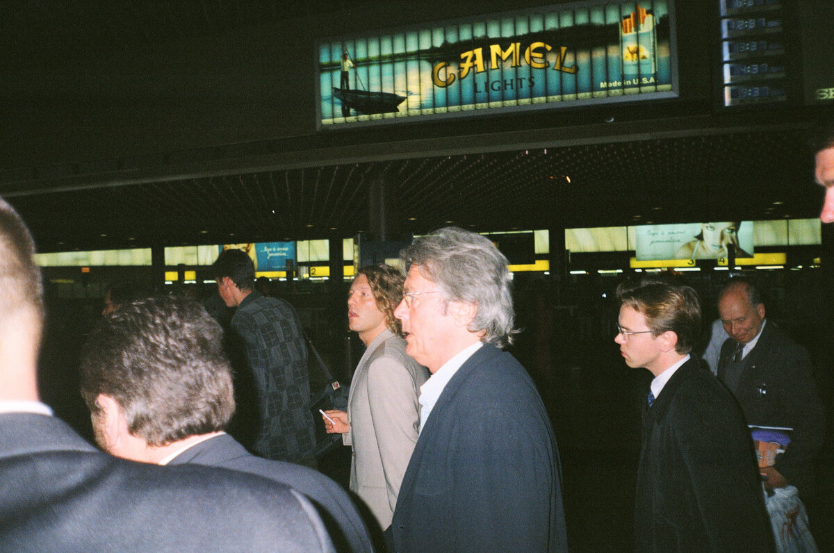 Звезда мирового кино по прибытию в аэропорт Домодедово