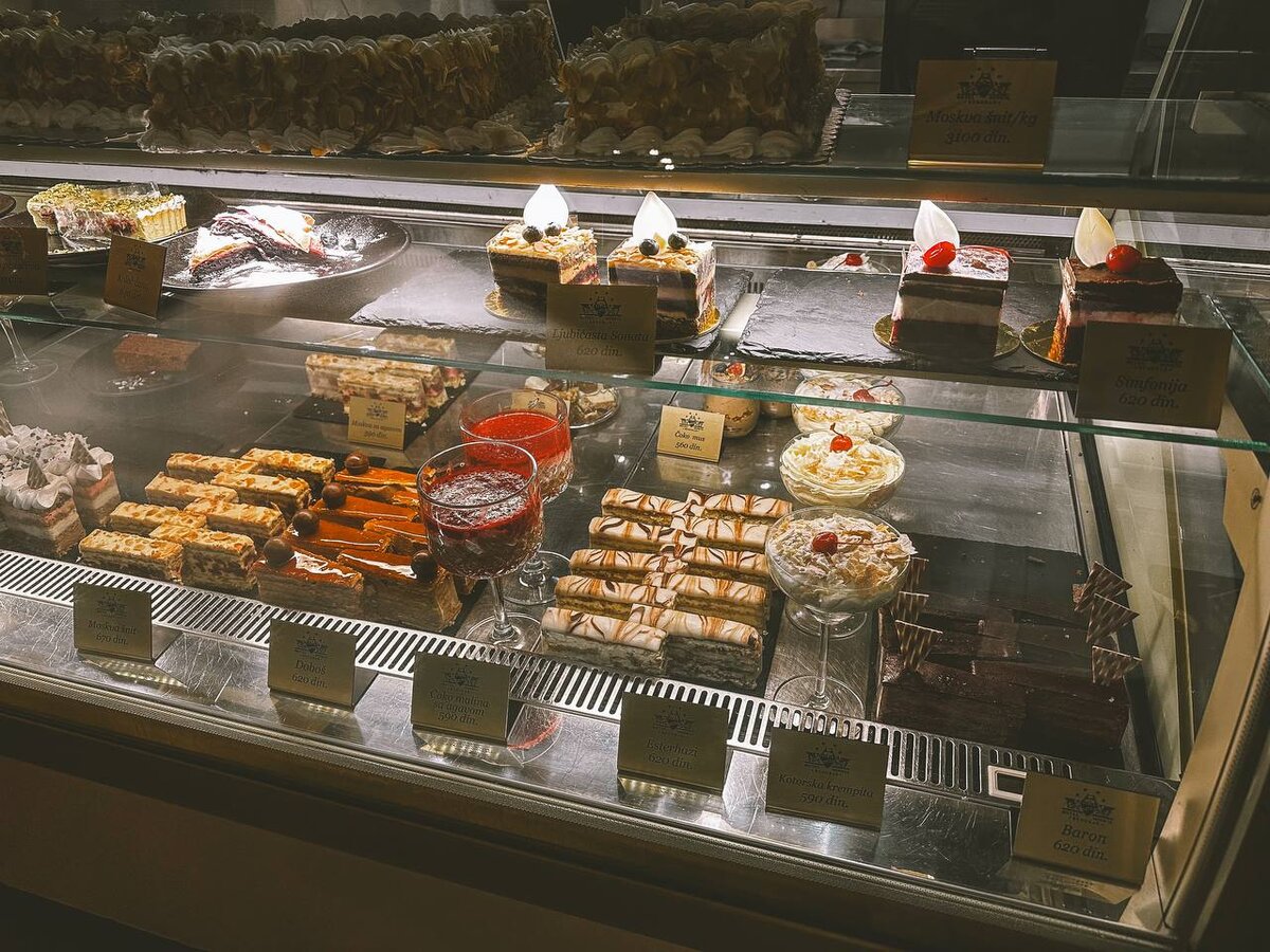 Тут есть множество разных тортов и пирожных, а сверху большие торты "Москва Шнит"