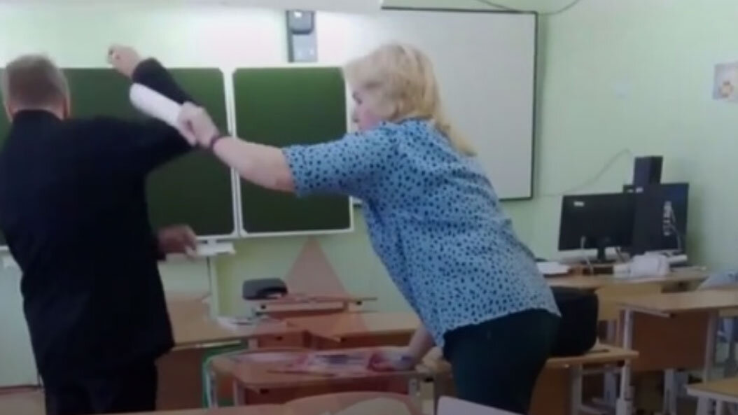 ударил учительницу. ученик избил учительницу. избиение в бурятии школа номер 31. учительница ударила. учительница ударила.