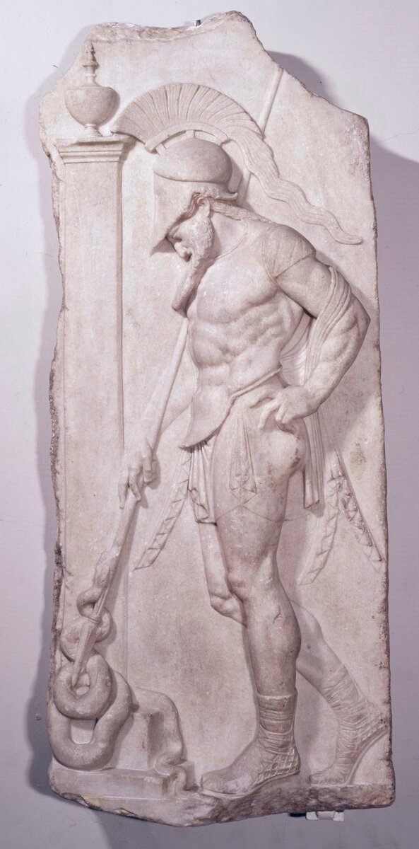 Греческий воин в кирасе и шлеме, датировка I век до нашей эры. Коллекция Британский музей.