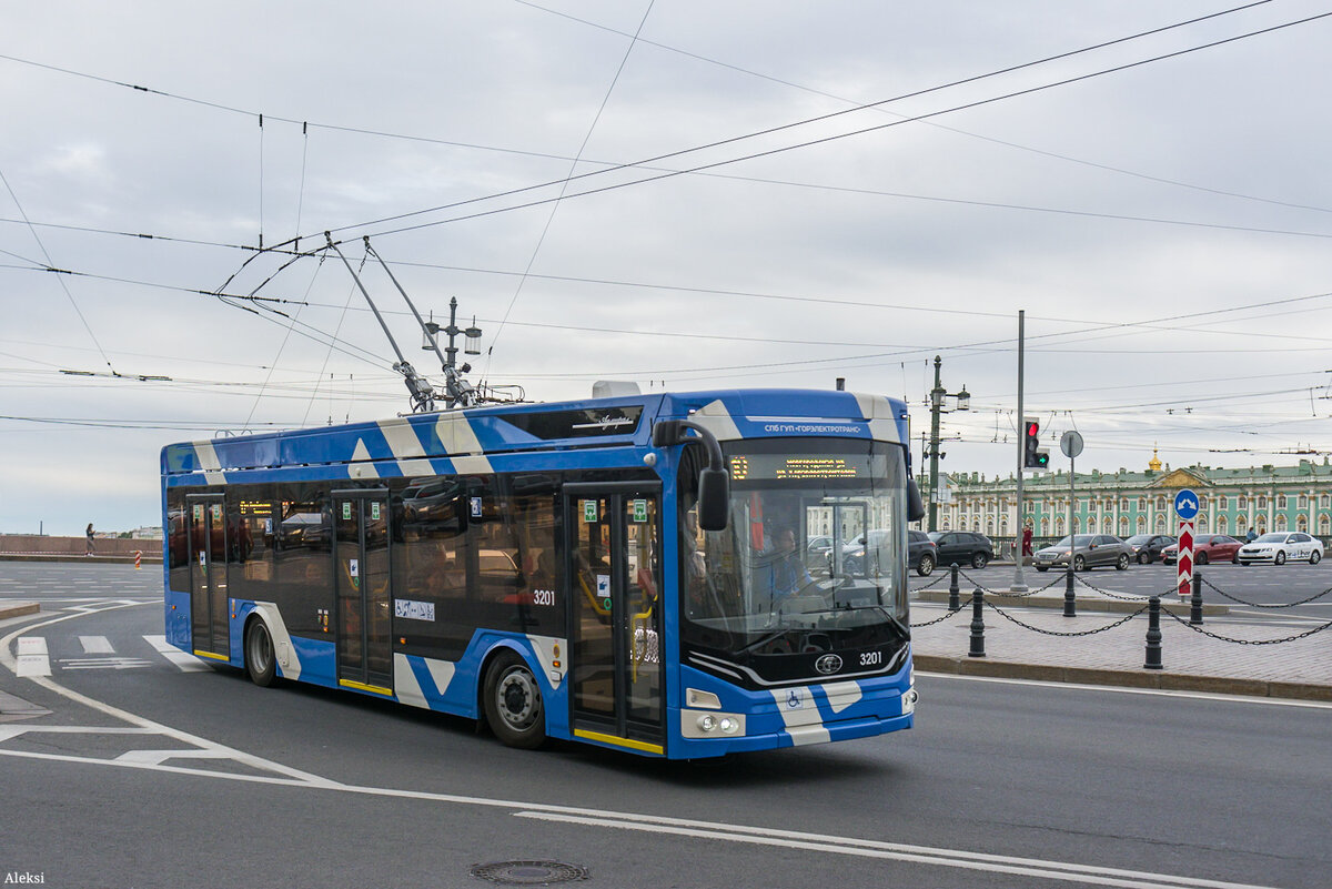 Троллейбус ПКТС-6281 «Адмирал» в Санкт-Петербурге на Университетской набережной около Дворцового моста.