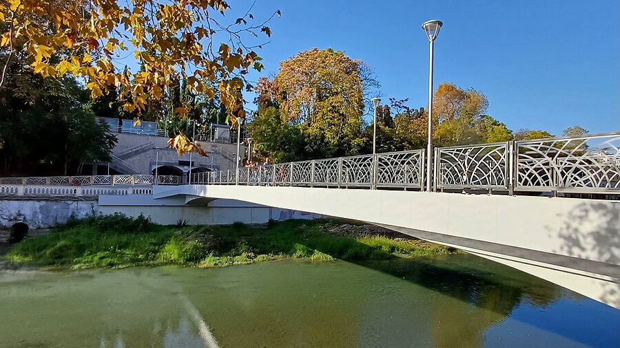 Тот самый мост. Прошли по нему только что, но не прыгали.