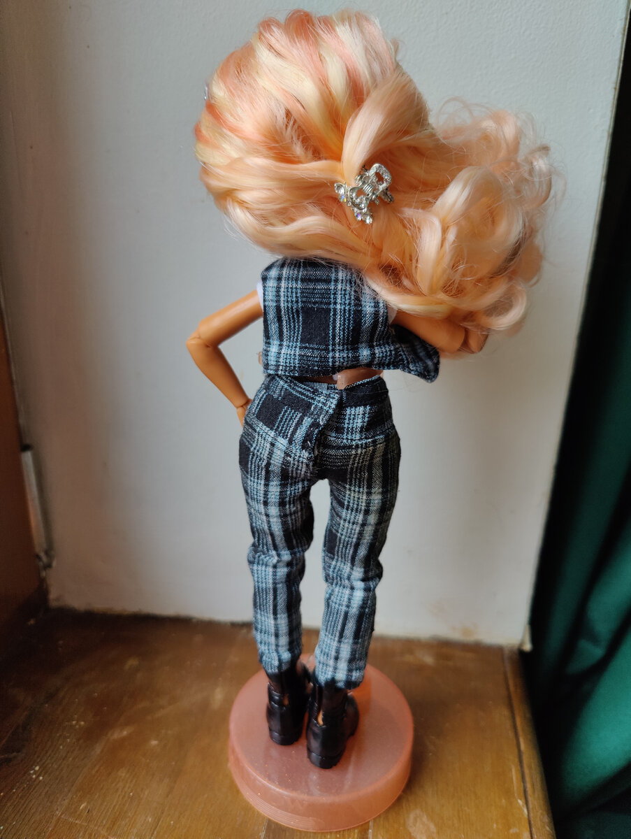 Сзади за волосами всё равно не видно