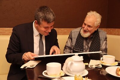    Депутат ГД Александр Толмачев с пенсионером в Щелкове © Пресс-служба Московского областного регионального отделения партии "Единая Россия"