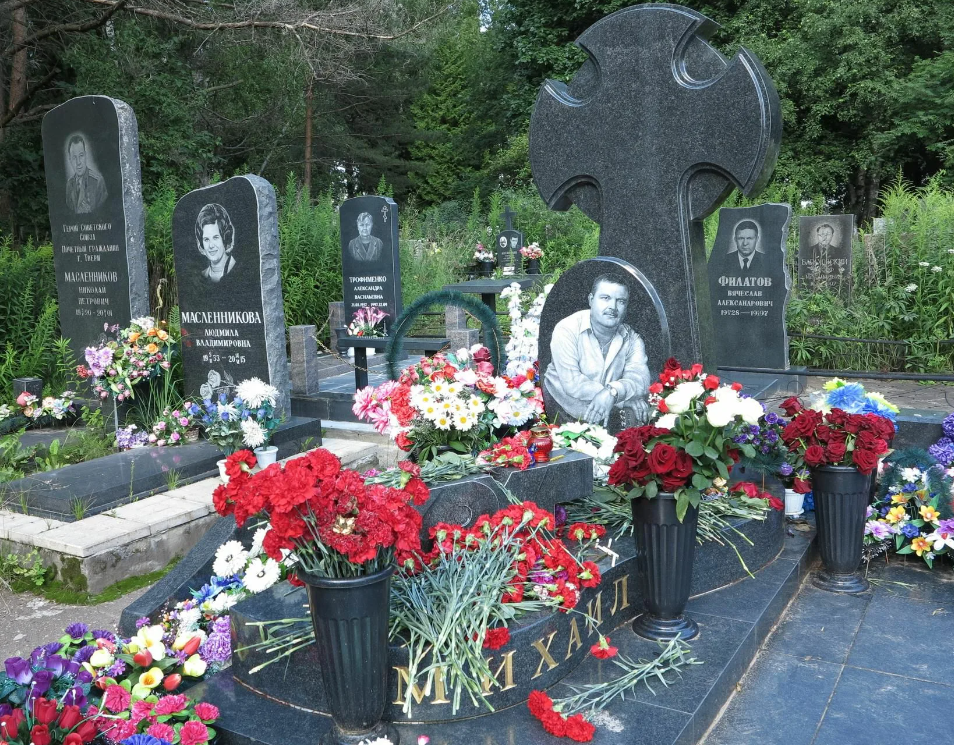 Мистическое фото могилы Михаила Круга напугало Интернет - обычным глазом такое не увидишь никогда