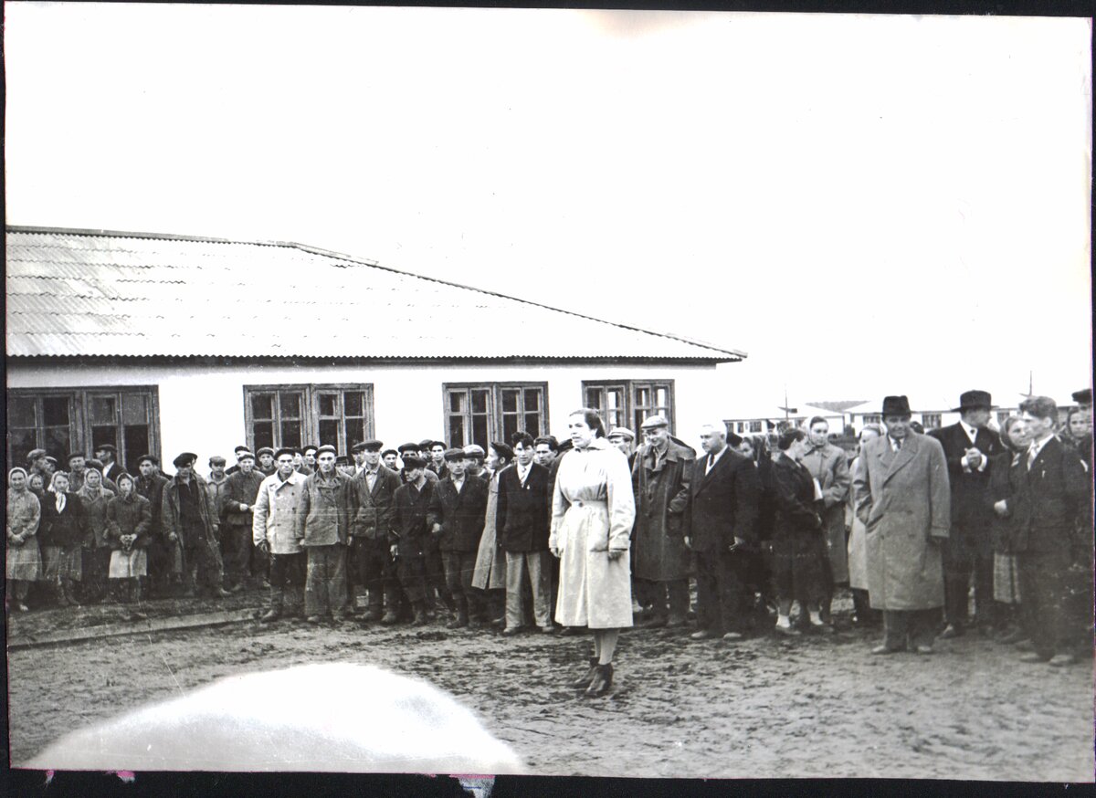 1 сентября 1961 года выдалось прохладным, шёл дождик, но настроение у всех было праздничное - на месте будущего города, в посёлке Строителей, открывалась первая школа, восьмилетняя.