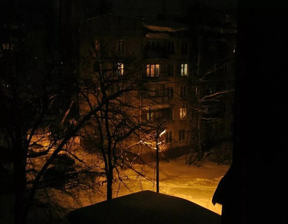 Примерно так уныло выглядел декабрь до наступления праздников. Это сейчас на окна гирлянды-шторы вешают и ёлки наряжают чуть ли не в конце ноября, а в 90е-2000е так было не принято. Хорошо, если еще фонари горели. Фото из открытых источников