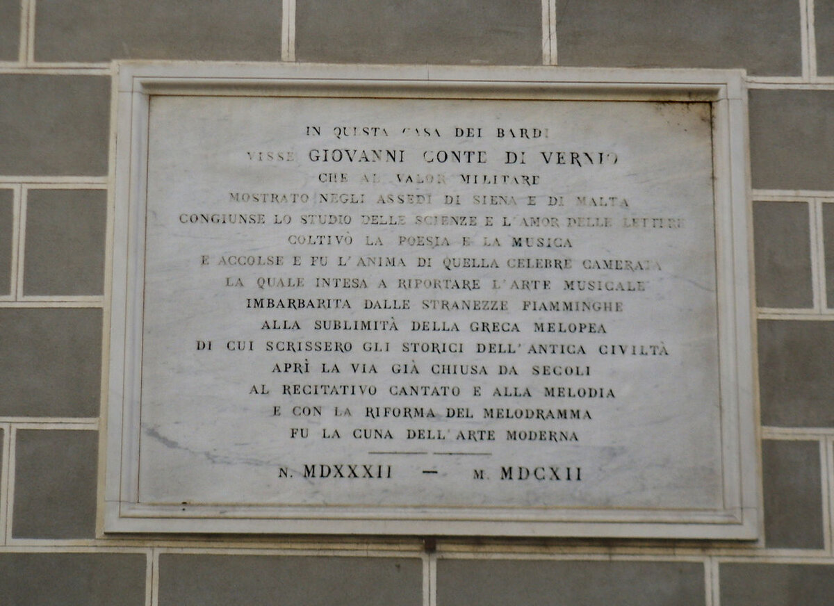 Мемориальная доска на спальном корпусе во дворце Барди во Флоренции