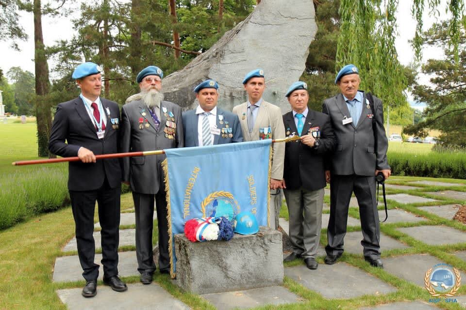 Автор книги - И.А. Ждаркин - второй слева, в группе российских миротворцев, ветеранов разных миссий ООН. 