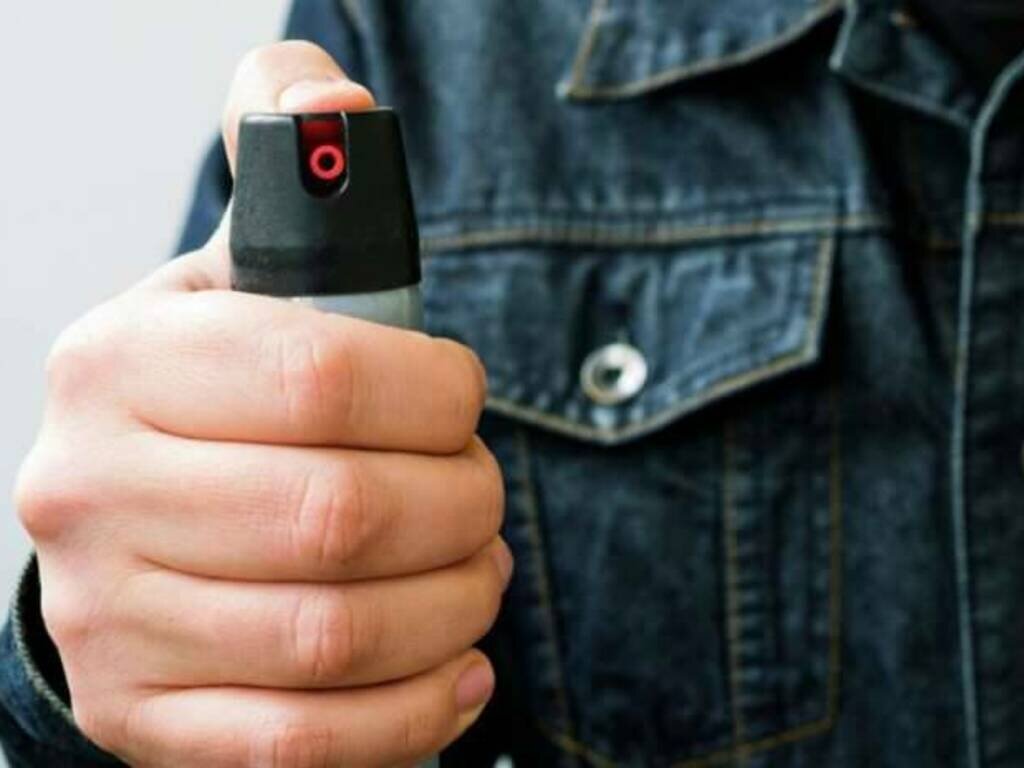 перцовый баллончик в руке. распылили перцовый баллончик. перцовый баллончик школьнику. перцовый баллончик школьнику. газовый перцовый баллончик.