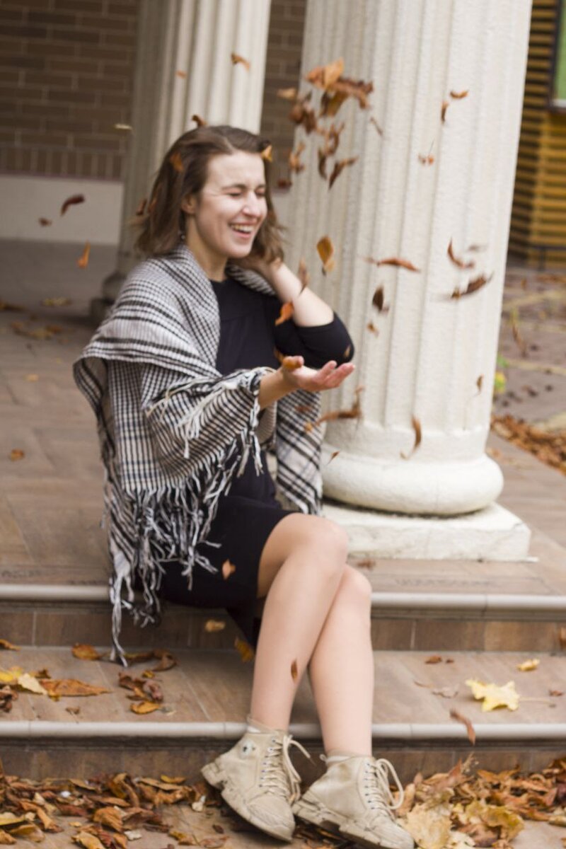 Конец октября. Примерно 8-10 на градуснике и ветер. У фотографа не выдерживают нервы: "Хоть платок накинь". А я спешу: давай, снимай, пока мне жарко.