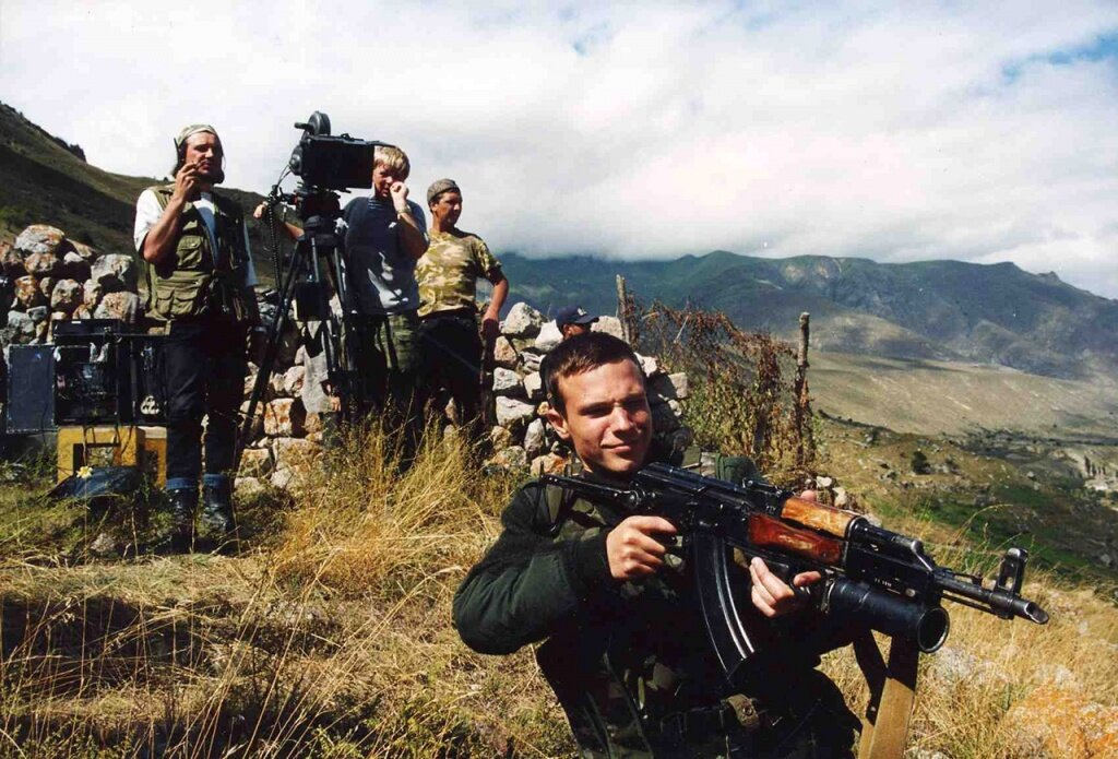 Чеченские боевики на привале. Чечня солдат 1995 грозный. Чечня 1995 десантники. Чечня солдат 1995 грозный. Про друзей чечня.
