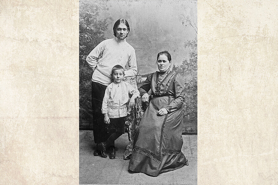 Сергей Сахаров, мать Матрона Андреевна Сахарова и племянник, 1913 г. 