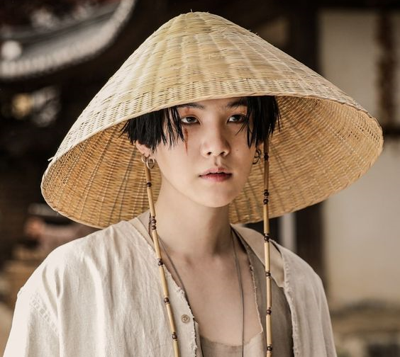 Юнги отправили волонтёром в самый отдалённый дом престарелых. Эмоции от назначения у него написаны на лице..