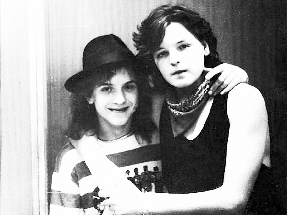 Прико и Серков, друзья Шатунова по детдому и первые участники "Ласкового мая" после развала группы работали грузчиками  в гостинице «Славянская» Москвы