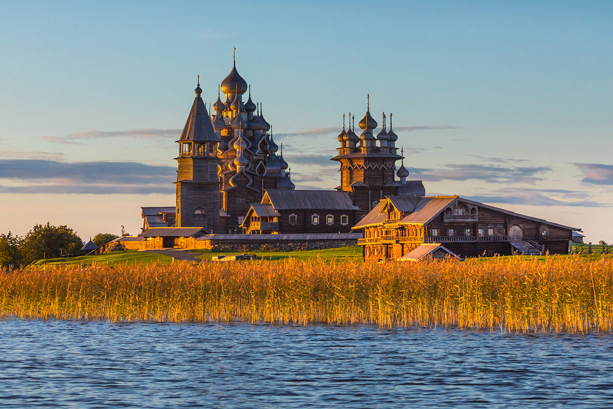 Преображенская Церковь на острове Кижи колокольня