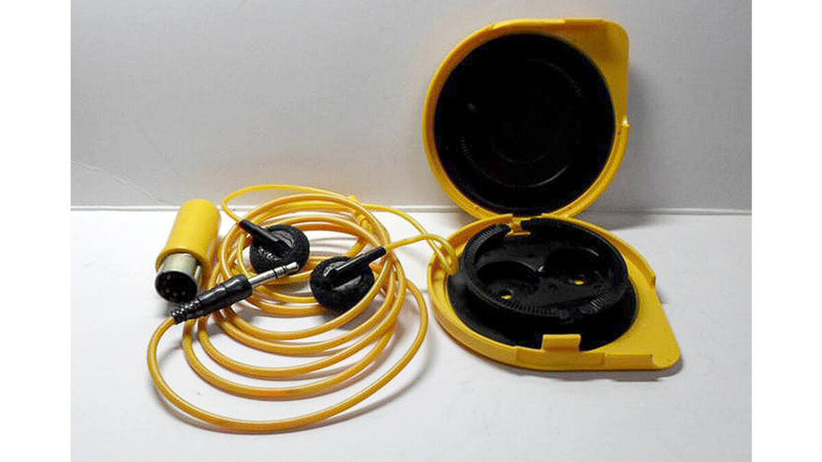 Наушники были оснащены привычным сегодня штекером "джек" и переходником для более старой техники.