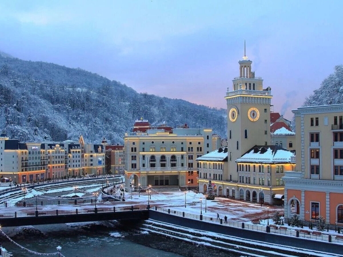 Площадь Роза — центр курорта «Роза Хутор». Вы легко узнаете это место по ратушной башне с часами. Фото: unsplash.com